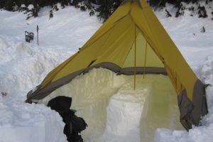 کمپ زدن در برف | عاشقان طبیعت ایران | نحوه چادر زدن در برف